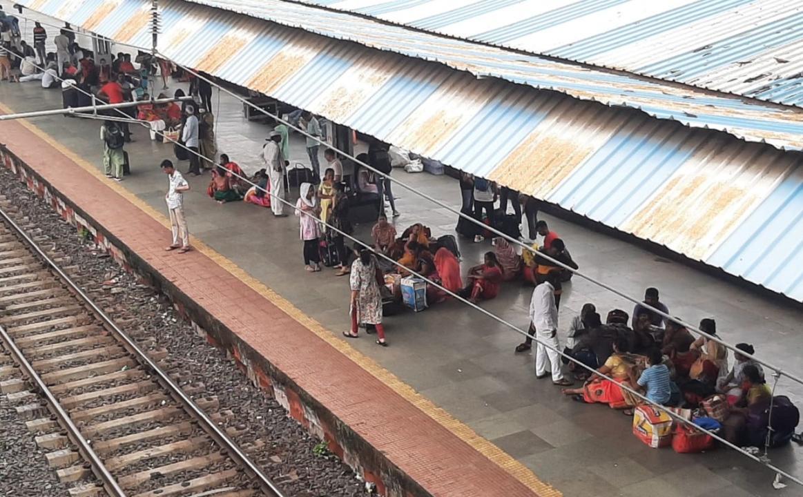 Thane: Commuters protest against train detention; traffic hit on suburban section for 45 minutes