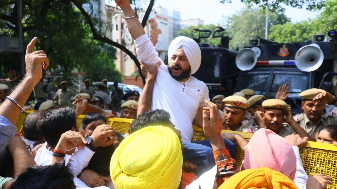 The demonstrators raised slogans against the BJP and attempted to march towards the BJP headquarters on DDU Marg. However, the police and paramilitary personnel intervened, preventing their progress.