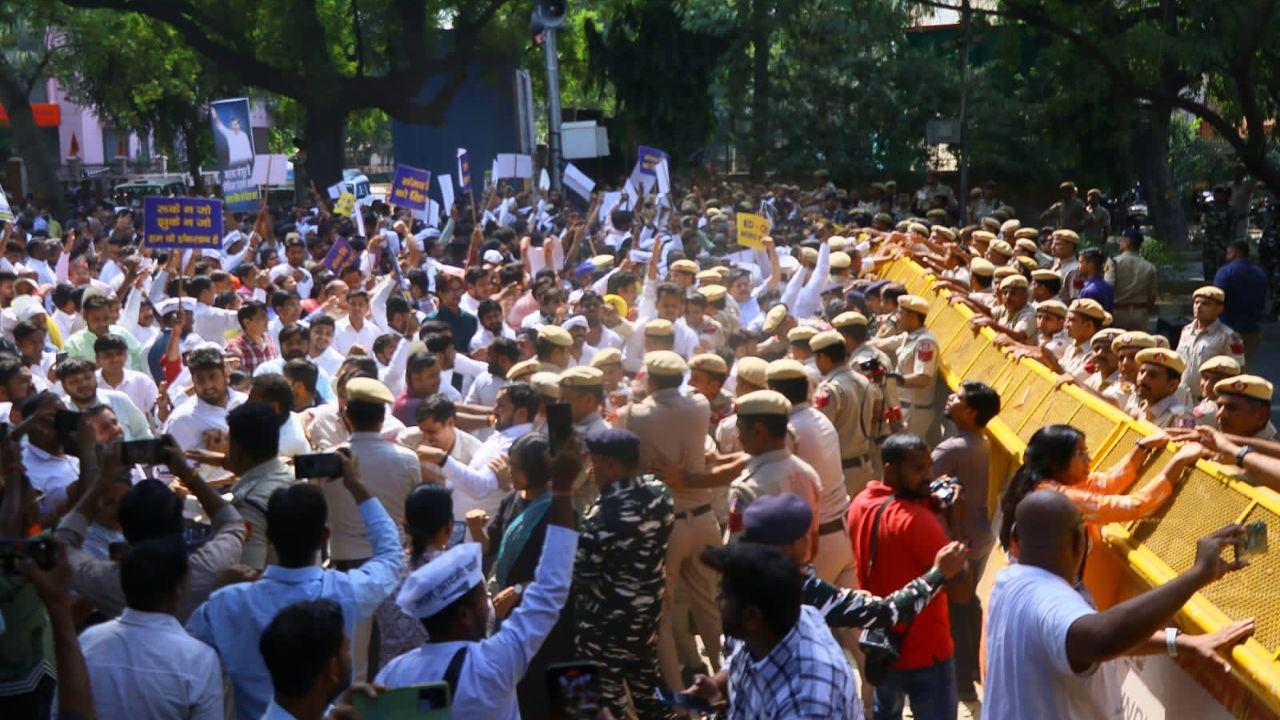 Singh, a Rajya Sabha MP, contended that the grounds for his arrest had not been adequately provided. His lawyer presented the matter for an urgent hearing before a bench comprising Chief Justice Satish Chandra Sharma and Justice Sanjeev Narula.