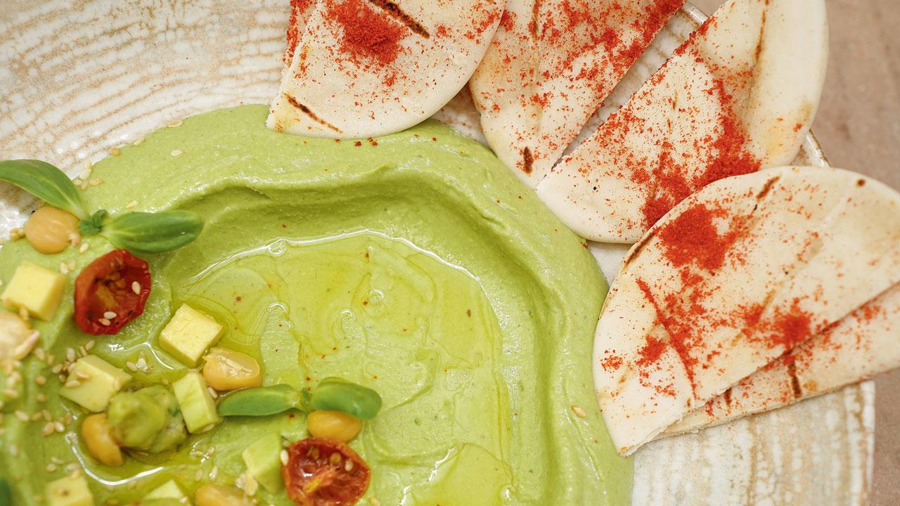 Avocado hummus with pita bread