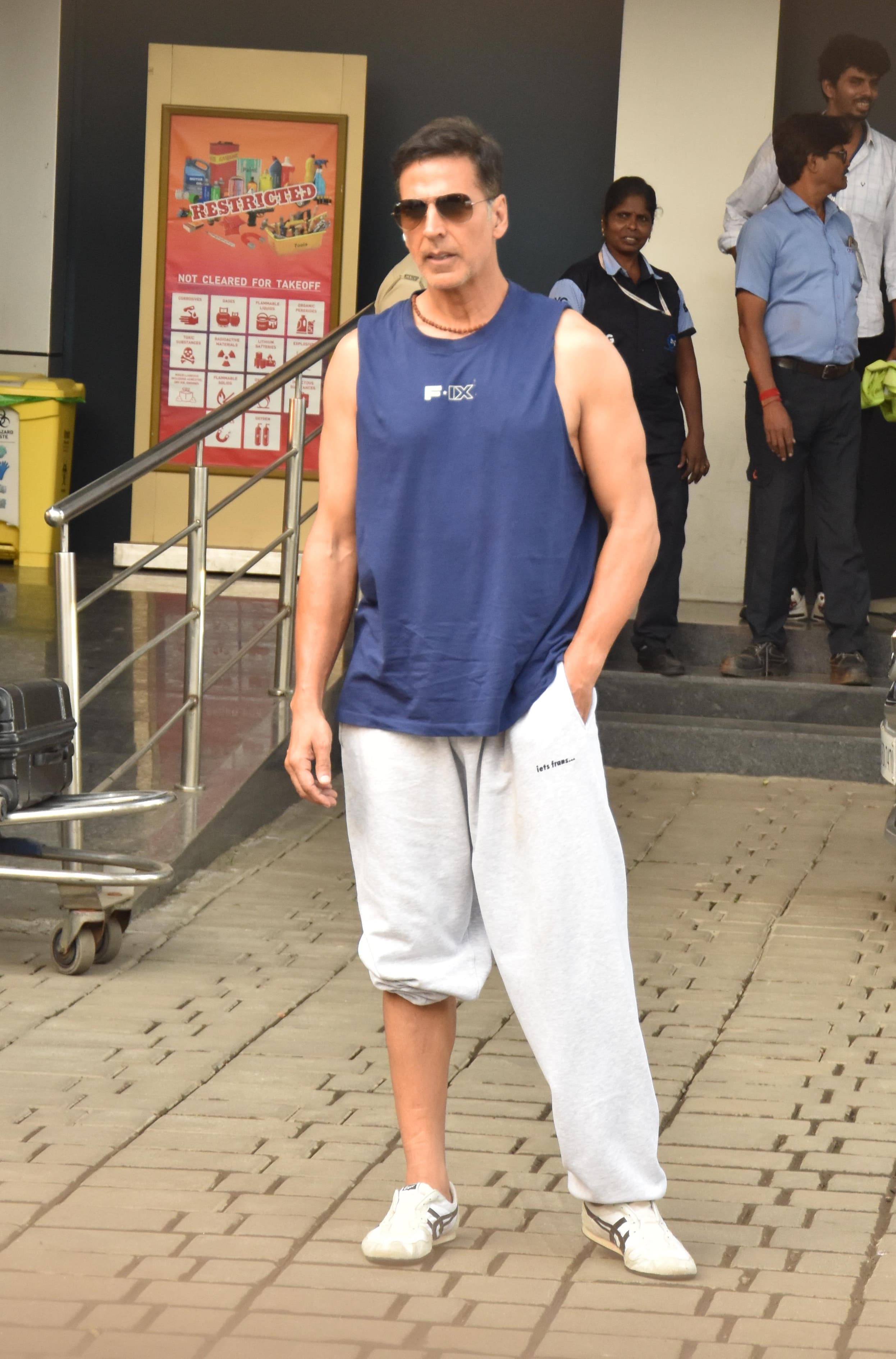Akshay Kumar posed for the paparazzi as he went to Kalina airport