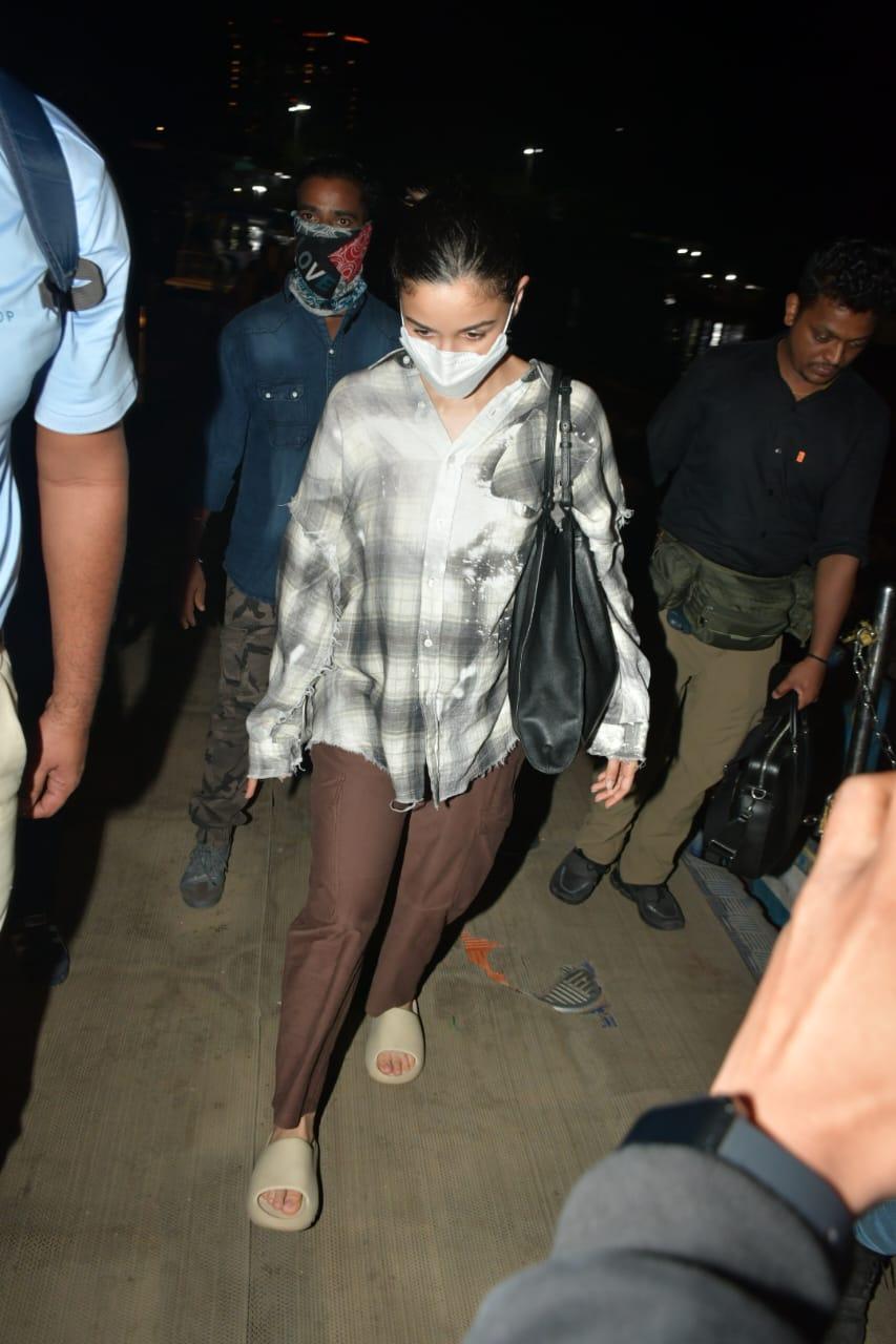 Alia Bhatt was clicked wearing a simple shirt and comfortable bottoms at Versova Jetty in Andheri