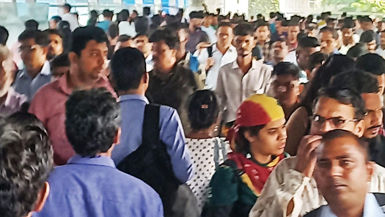 At one point, Andheri station was so crowded that the platform was barely visible. Pic/Prasun Choudhari