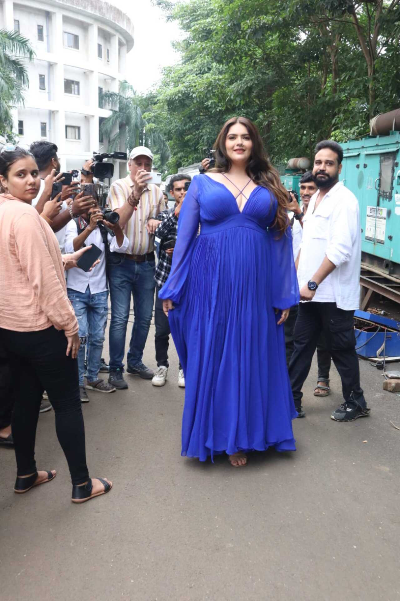 Anjali Anand was seen on the set. She wore a blue gown