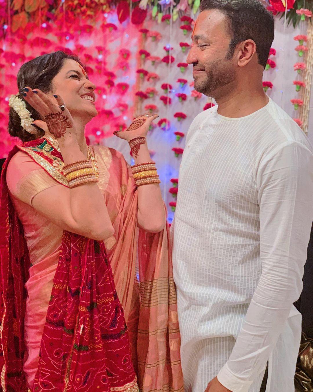 Pink always makes you look stunning. The actress adorned a gorgeous pink saree that can perfectly complement your vision of achieving a dazzling festive look