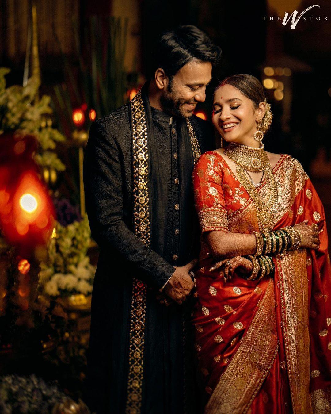 Ankita Lokhande wore a stunning heavy orange-coloured saree. The actress tied her hair in a bun decorated with a beautiful gajra. She looked like a goddess in beautiful intricate jewelry. The actress wore stunning contrasting green bangles as she posed with her husband, Vicky Jain. If you are a new bride, this look can be perfect for your beautiful Diwali appearance