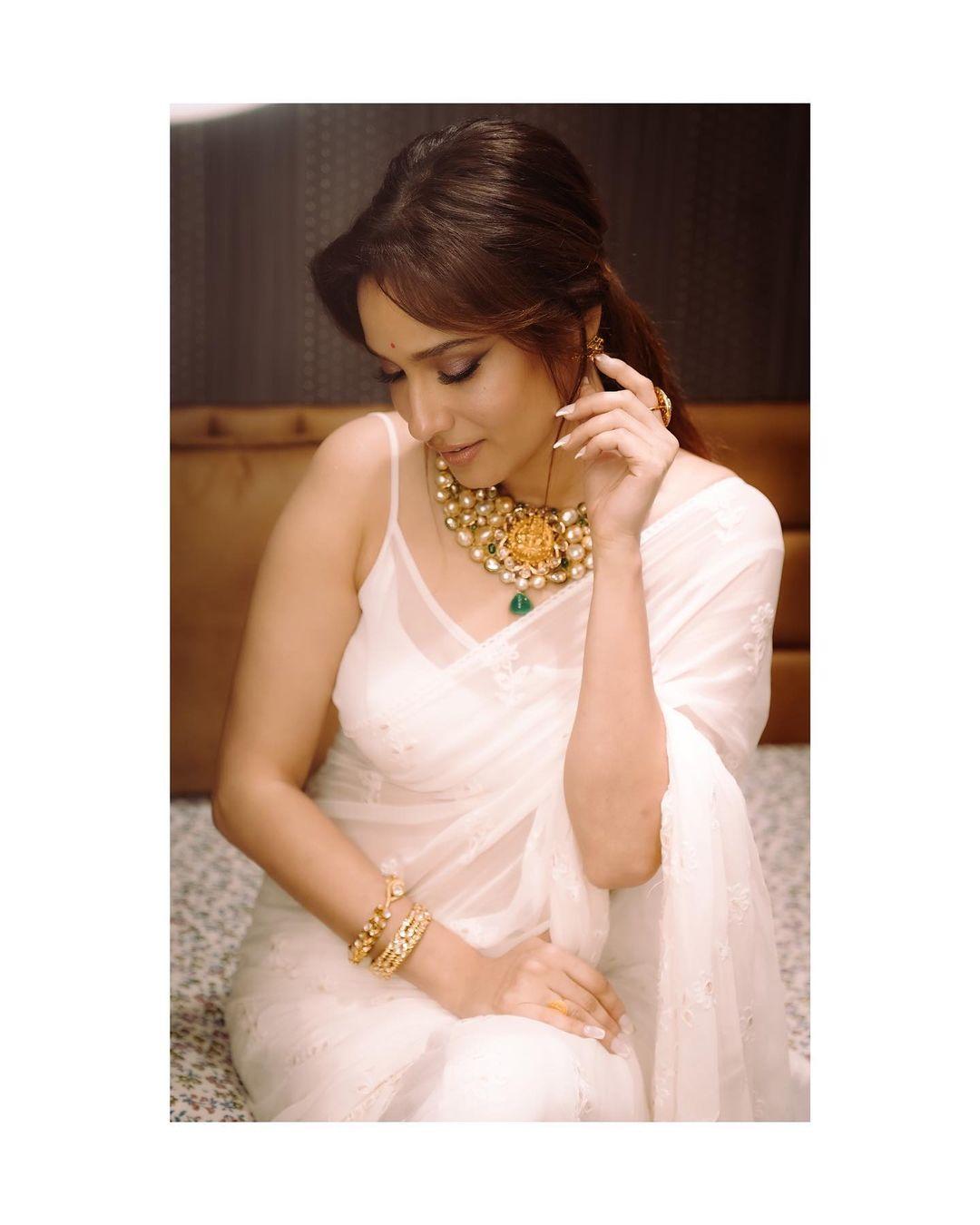 Sometimes, simplicity is what makes you stand out. Ankita's plain white saree paired with stunning contrasting jewellery with green gem will leave you breathless. This look from the actress will be perfect to slay your festive look