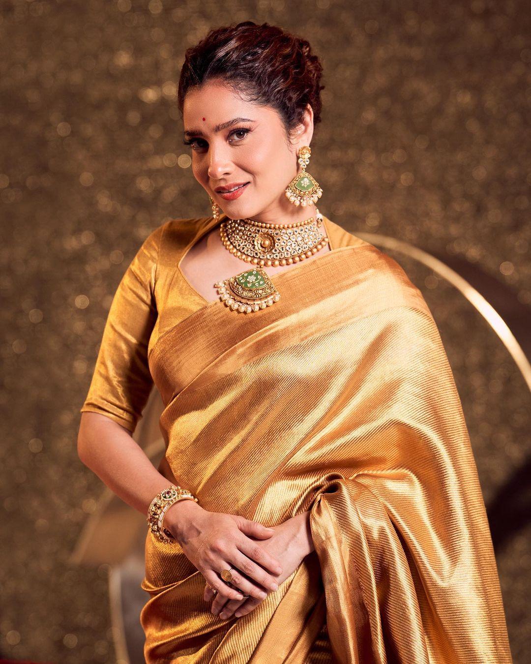 The red bindi on her forehead makes her appear even more beautiful. If you're planning to visit a pandal and prefer traditional attire, then this look of Ankita is the perfect choice