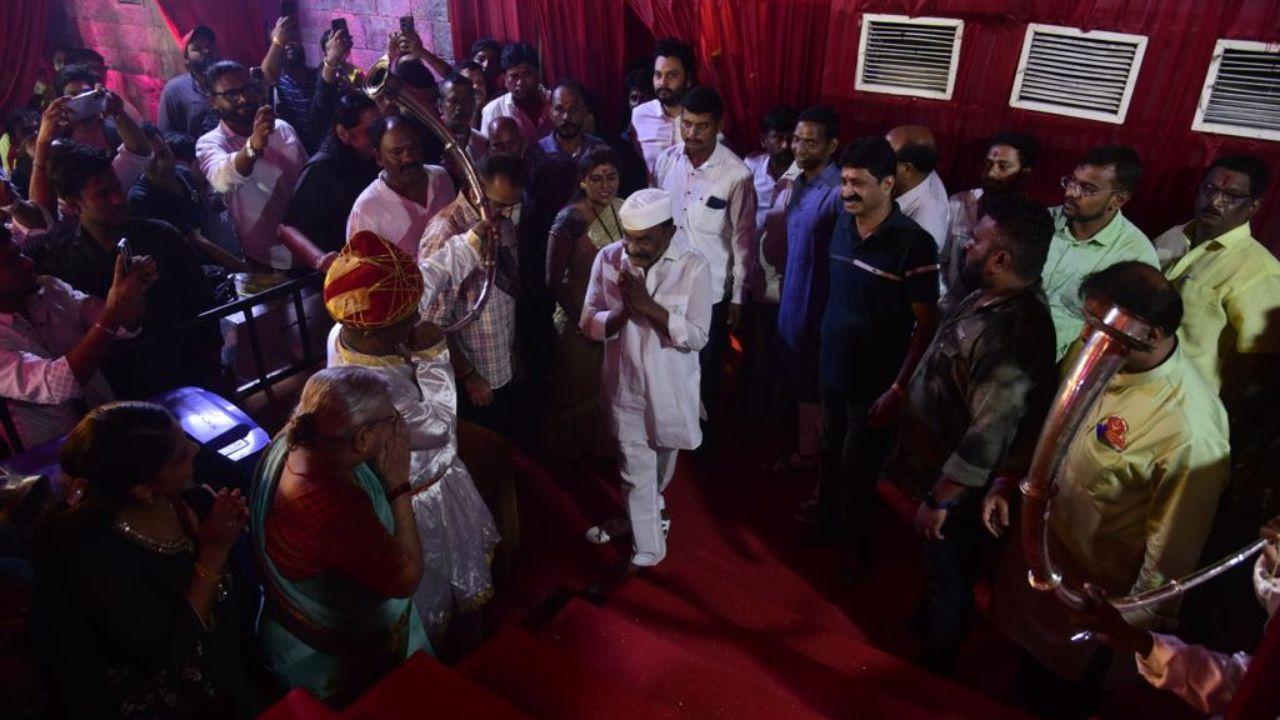 Arun Gawli, gangster-turned-politician, was seen participating in the Durga Arti during the Navratri festivities at Dagdi Chawl, on Friday. Pics/Atul Kamble