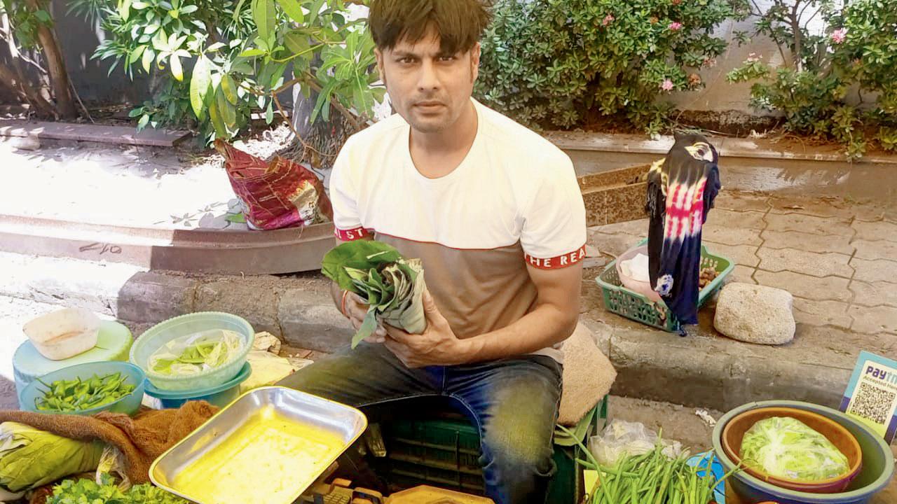 Arun Kumar Nikam selling veggies in Surat