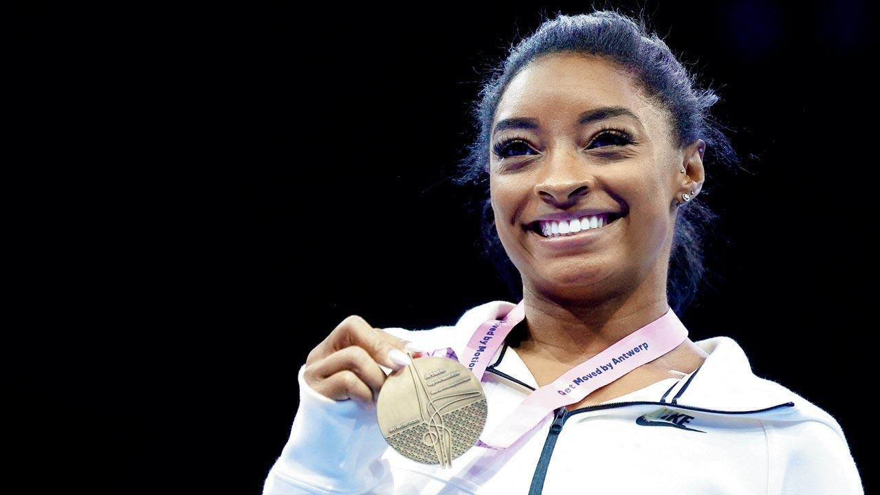 Biles dazzles with beam, floor to reach 23 world titles