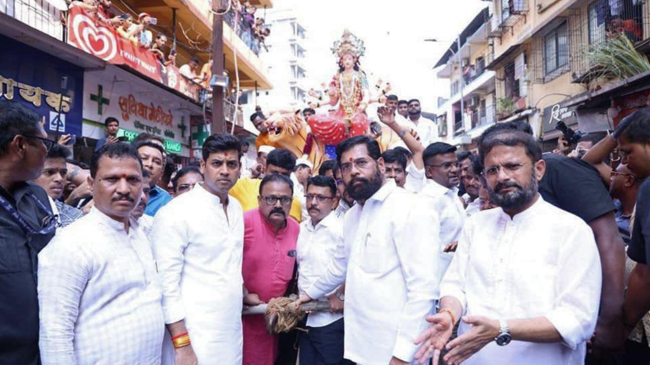 Thane: CM Eknath Shinde participates in Navratri chariot procession, criticises Uddhav Thackeray for Hindutva allegations