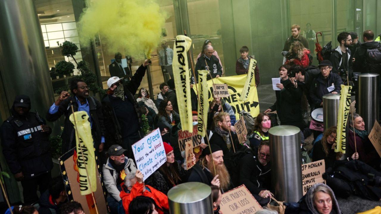 Activists emphasized that JP Morgan is reaping substantial profits amid growing global inequality and the increasing devastation caused by the climate crisis.