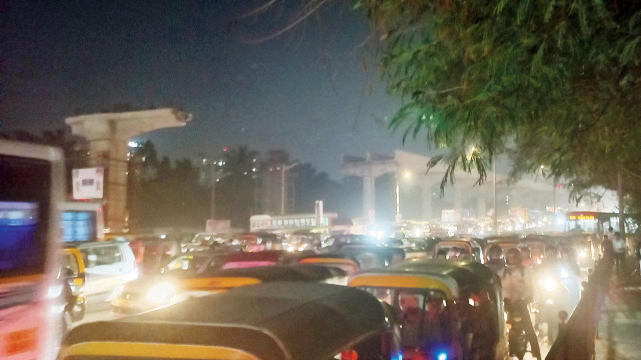Traffic congestion at Dahisar toll plaza. Pic/Prasun Choudhari