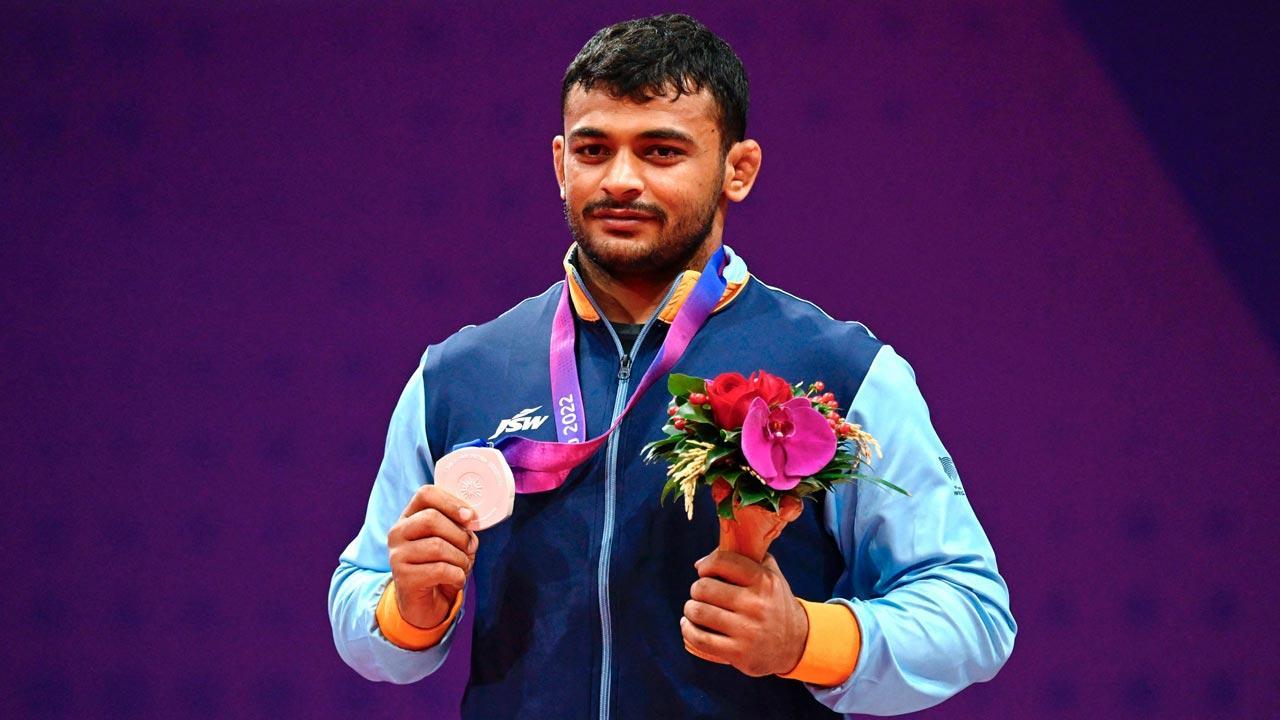Wrestler Deepak loses to idol; wins silver