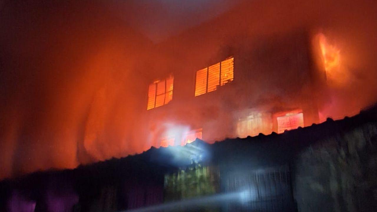In the early hours of Thursday, a major fire broke out in a factory in the Peeragarhi area of Delhi near Peeragarhi metro station. Pics/ PTI&DFS