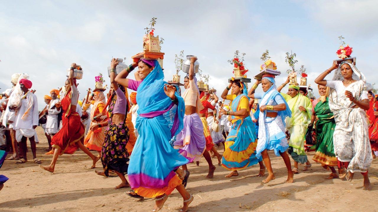 Warikaris at Dehu Mandir and Belawdi Ringan in Pune, during the Pandharpur Waari yatra. Pics courtesy/Sandesh Bhandare