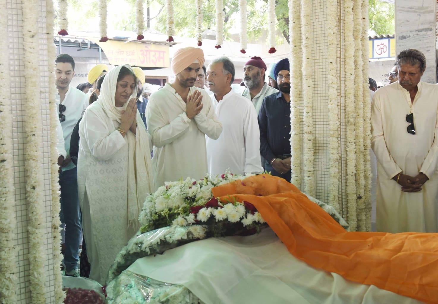 Former cricketer Kapil Dev was also present during the last rituals