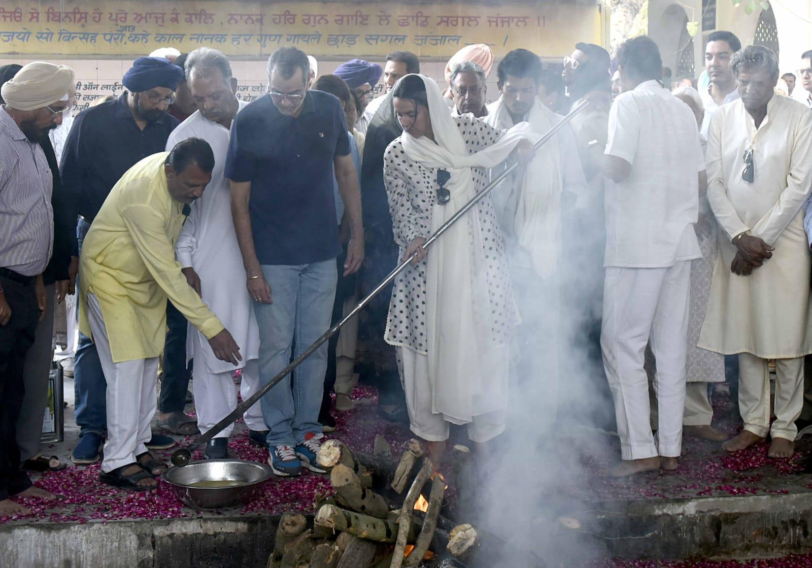 Bishan Singh Bedi's daughter-in-law and actress Neha Dhupia took part in the final ritual