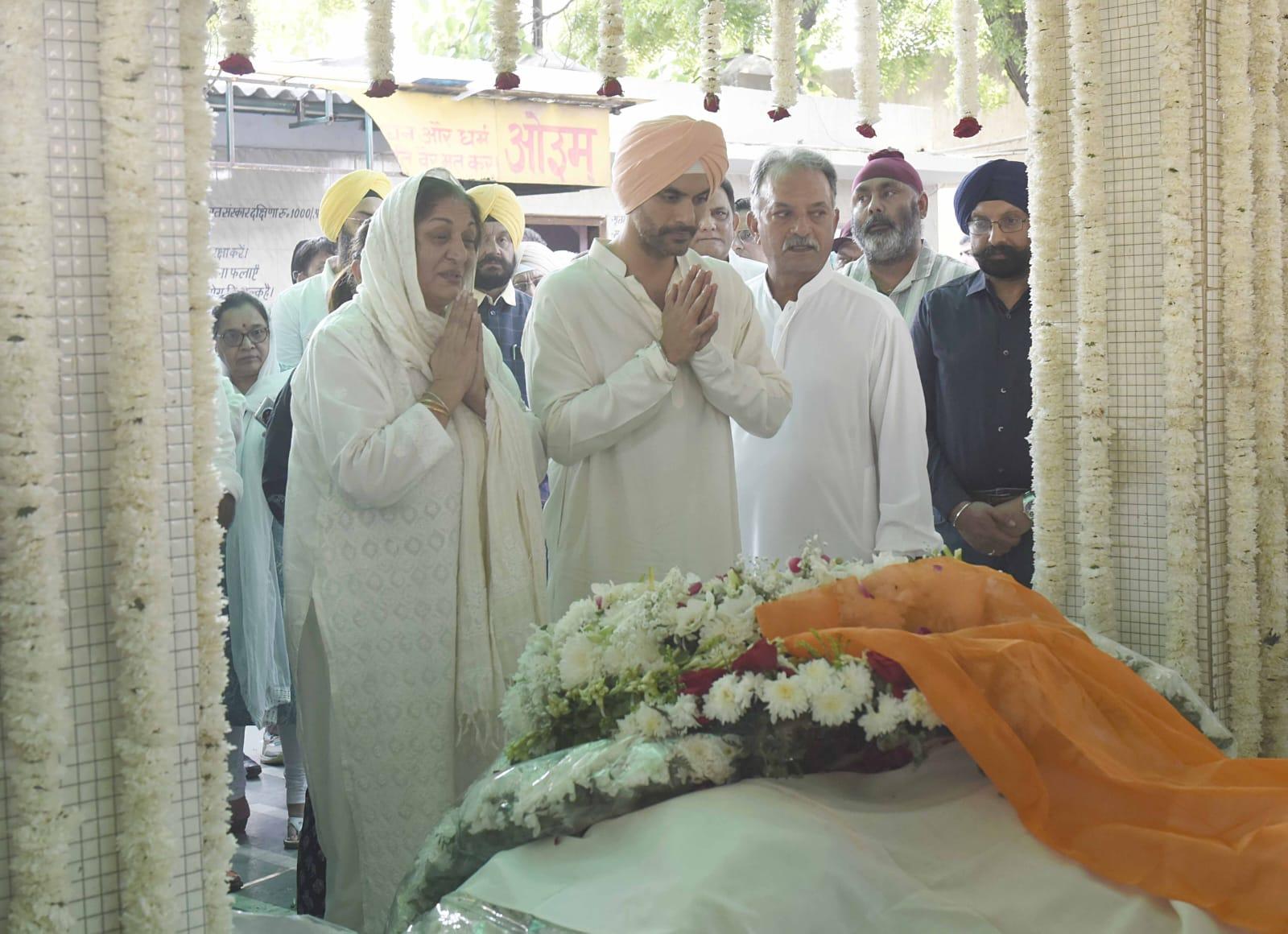 Angad Bedi and  his mother Anju Inderjit Bedi paid last respect to the late cricketer