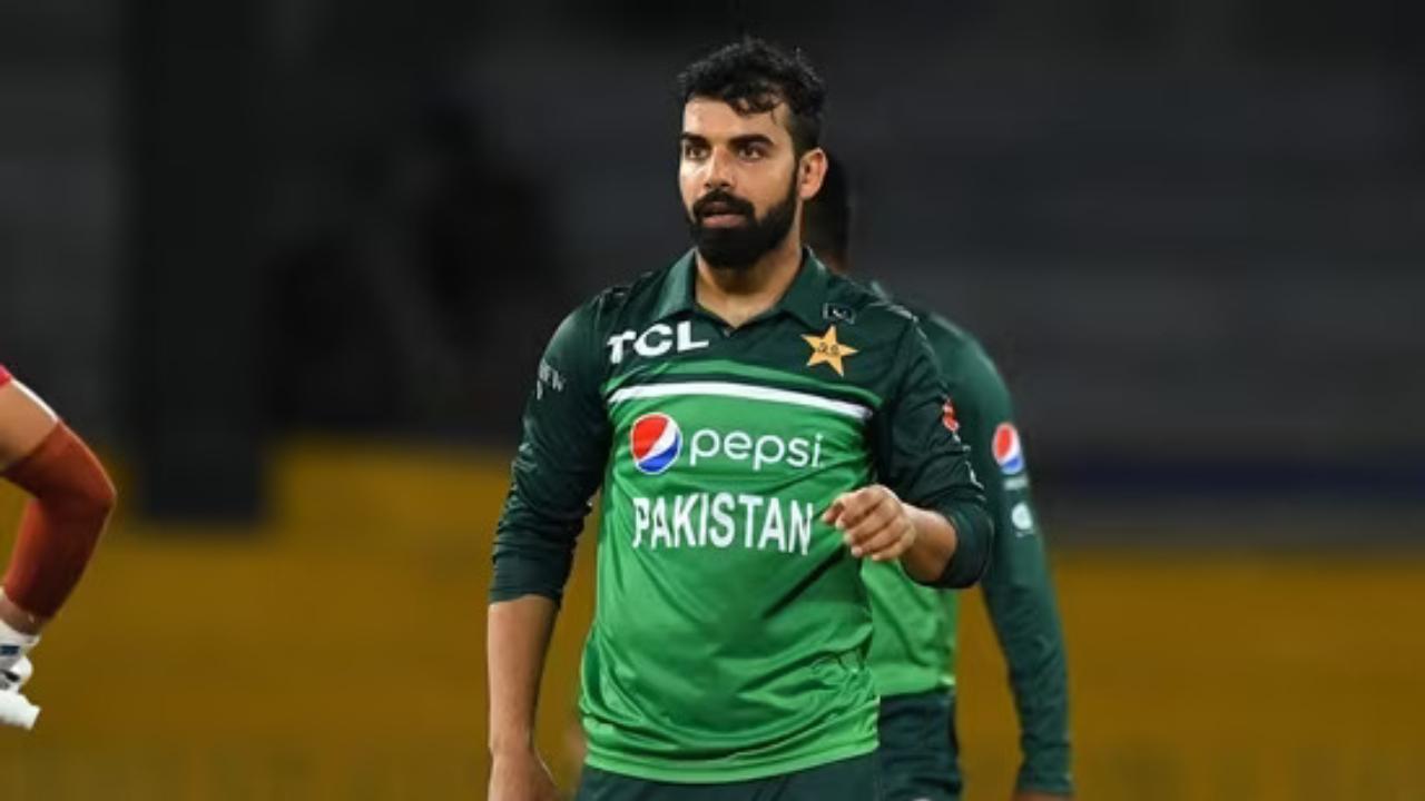Shadab Khan suffers head injury, Usama joins as concussion substitute
