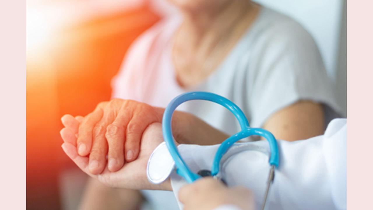 Factors to Consider While Choosing the Best Health Insurance for Senior Citizens