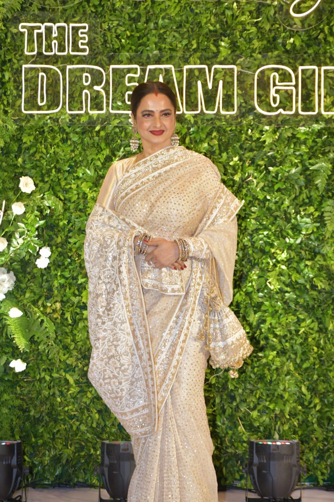 Rekha arrived at Dream Girl's birthday bash in all her glory. She looked ravishing in a cream saree