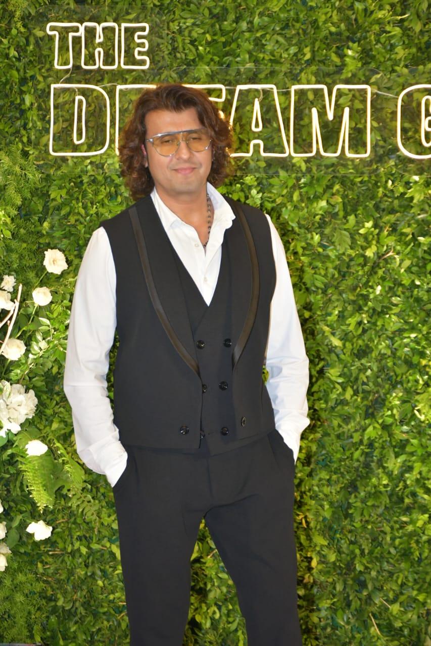 Sonu Nigam arrived at the venue to cheer on Hema Malini