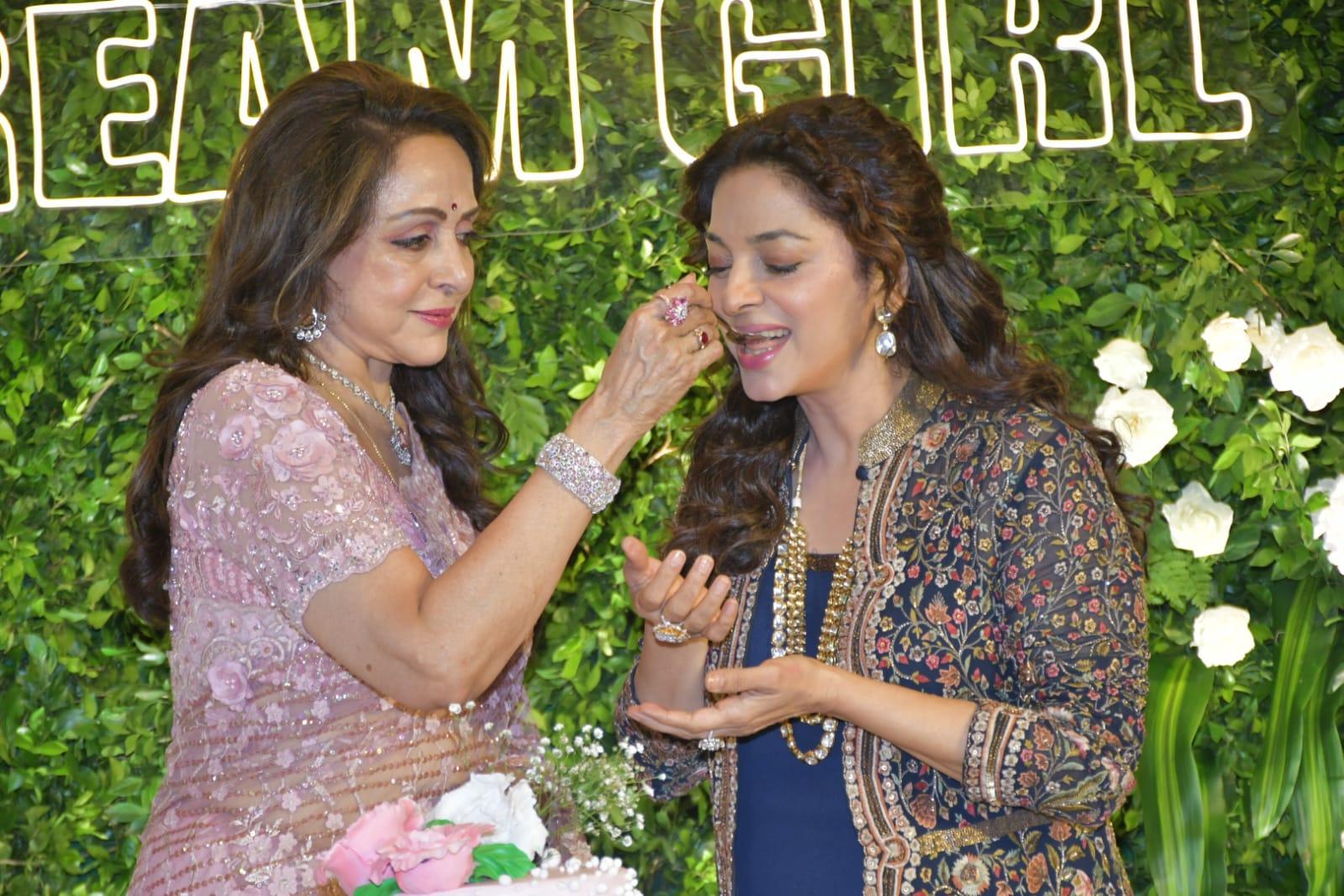 Our hearts can't take it! Hema Malini fed Juhi Chawala a piece of her birthday cake herself!