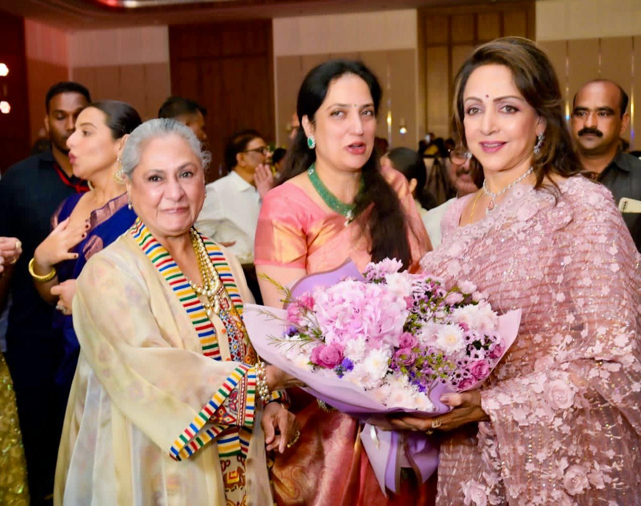 Jaya Bachchan and Padmini Kolhapure offered this gorgeous bouquet of flowers to the 'Dream Girl'