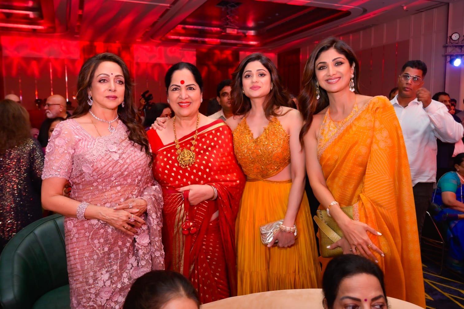 Shilpa, Shamita, and Sunanda Shetty showed up to offer their wishes to Hema Malini. Look at all these beauties in one frame!