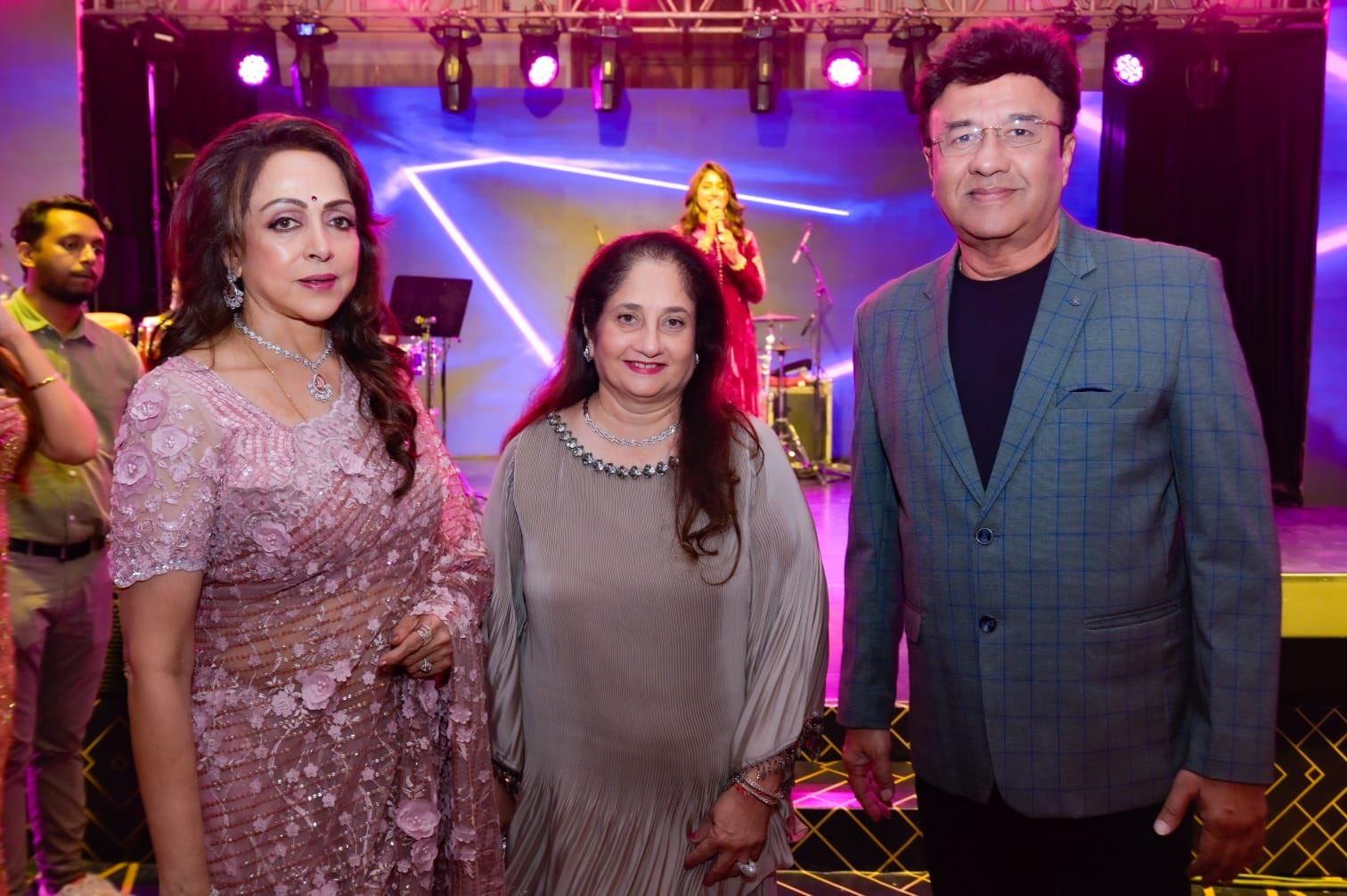 Anu Malik and Anju posed alongside Hema Malini