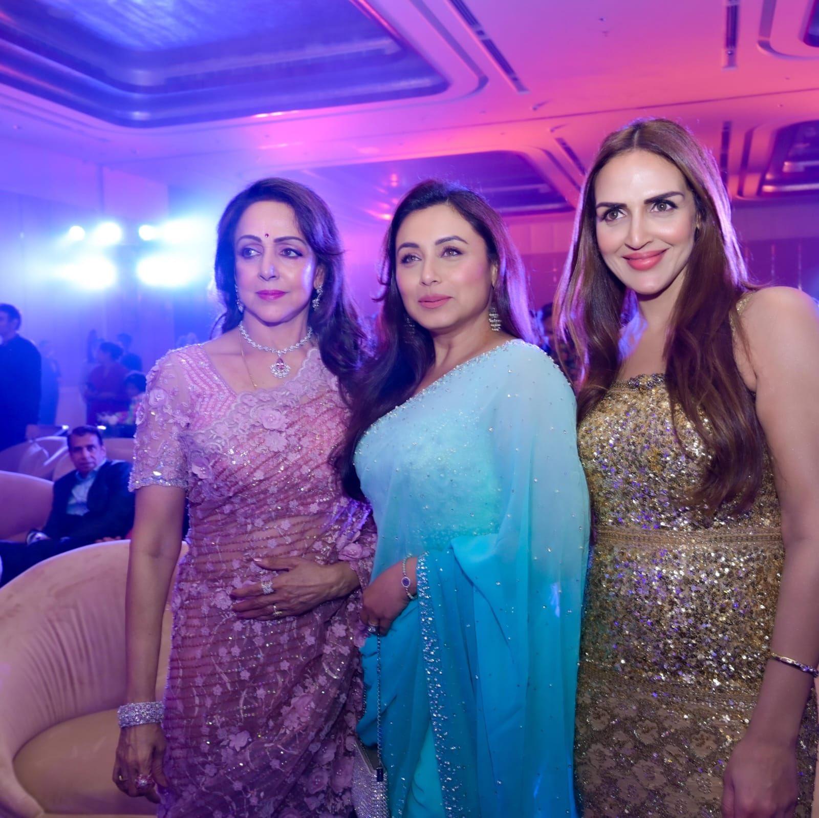 Hema Malini looked gorgeous as she posed with Esha and Rani Mukerji