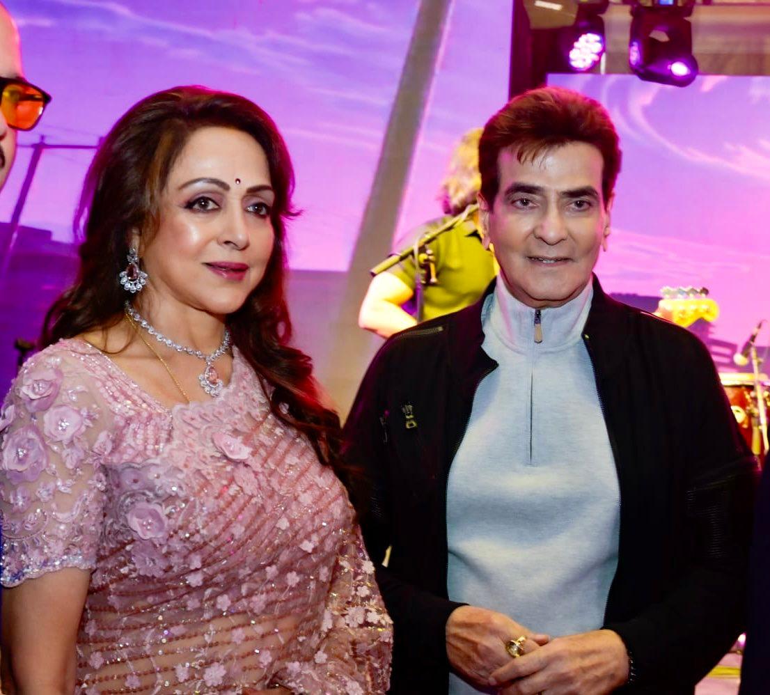 Hema Malini posed for a picture with the legendary Jeetendra