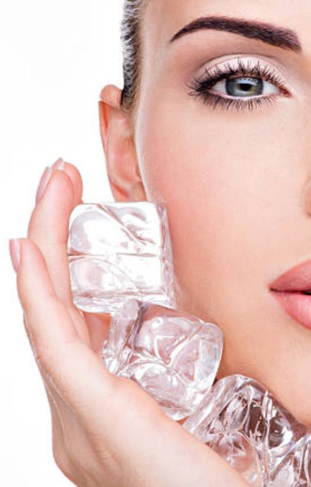 It also increases circulation of the face and rejuvenates it. Besides this, ice water face dips offer a relaxing feeling as well that helps relieve stress

