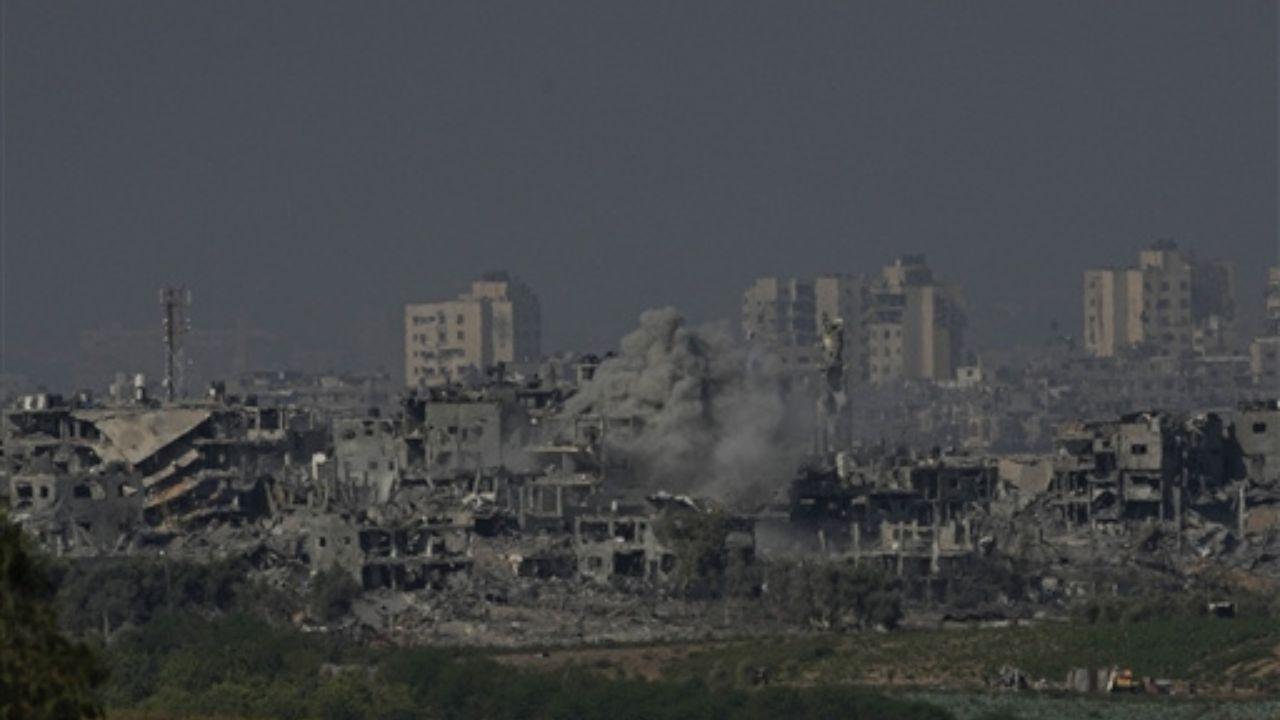 In the Jabaliya refugee camp, several airstrikes led to the destruction of multiple apartment blocks in a residential area, causing numerous casualties.
