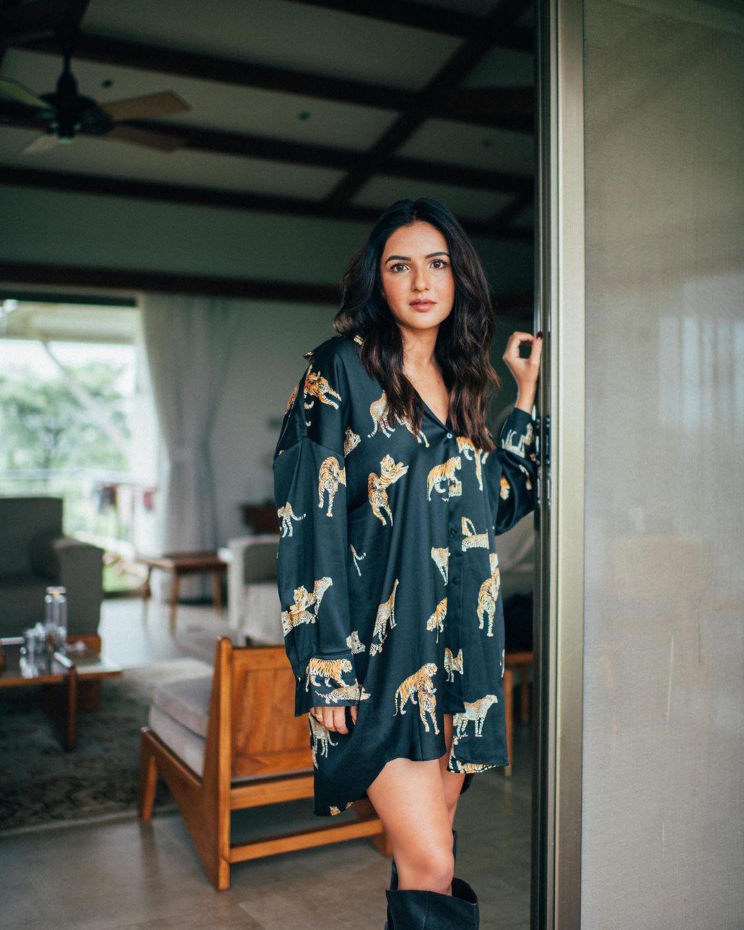  Jasmin Bhasin is a charming actress who rose to fame with her appearances in reality shows and television serials. She gained prominence for her participation in 'Bigg Boss' and her role in the show 'Dil Se Dil Tak'