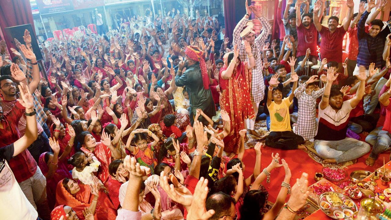 A moment from the grand aarti on Wednesday. Pics/Atul Kamble