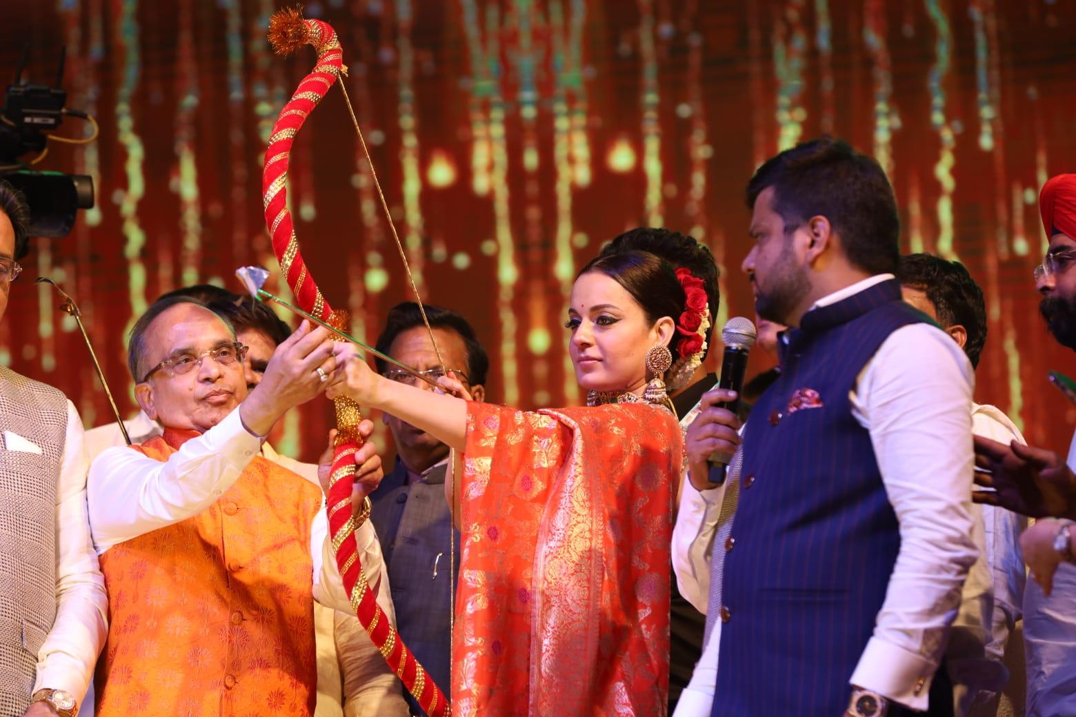 Finally, it came time for Kangana to shoot the arrow at Ravan