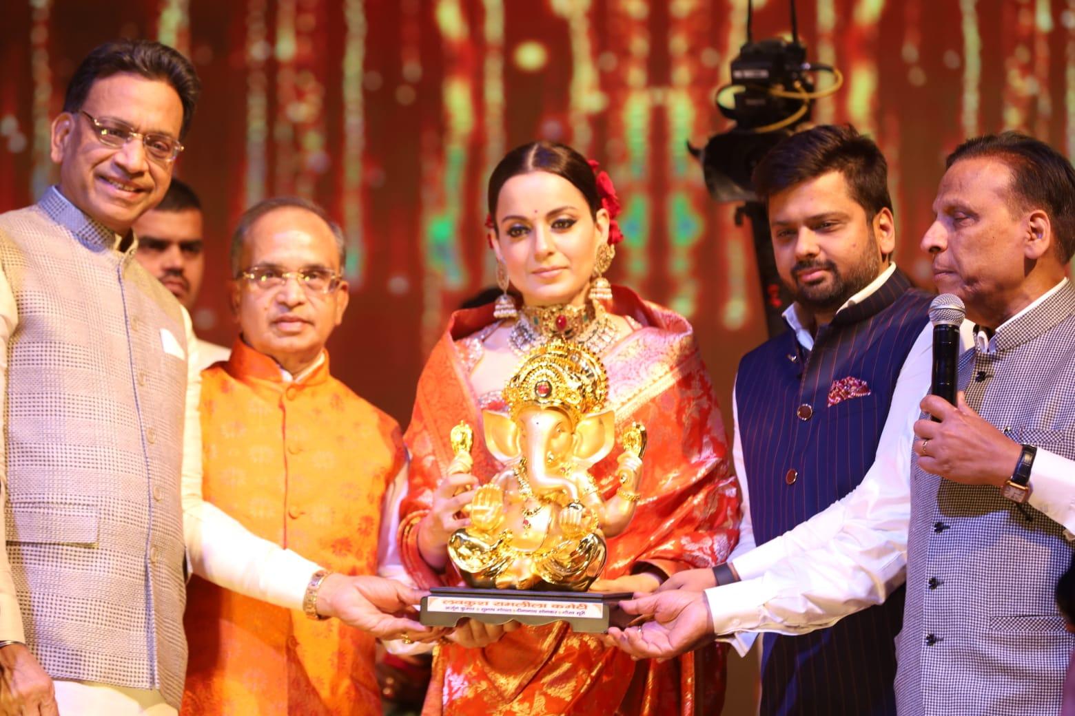 The committee and Kangana did Ganpati darshan post the lighting of the effigy