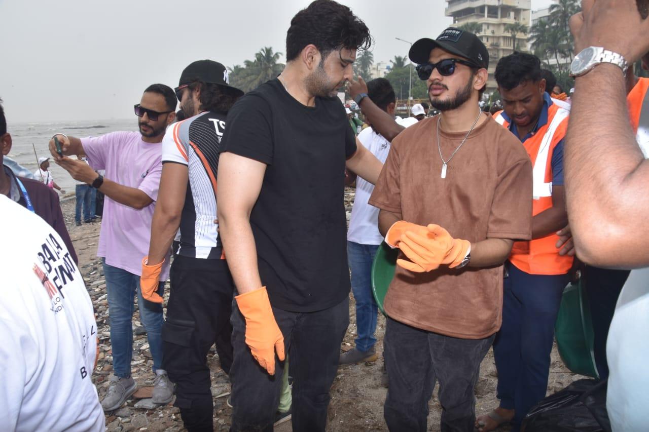 Munawar and Karan took the initiative and helped the team of Bhamla Foundation to clean the city