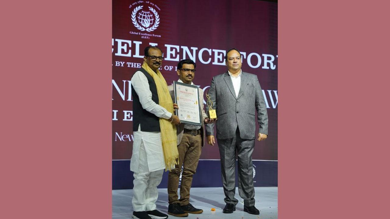 Court commissioner Dr. Santosh S. Raut receives Indian Icon Award 2023