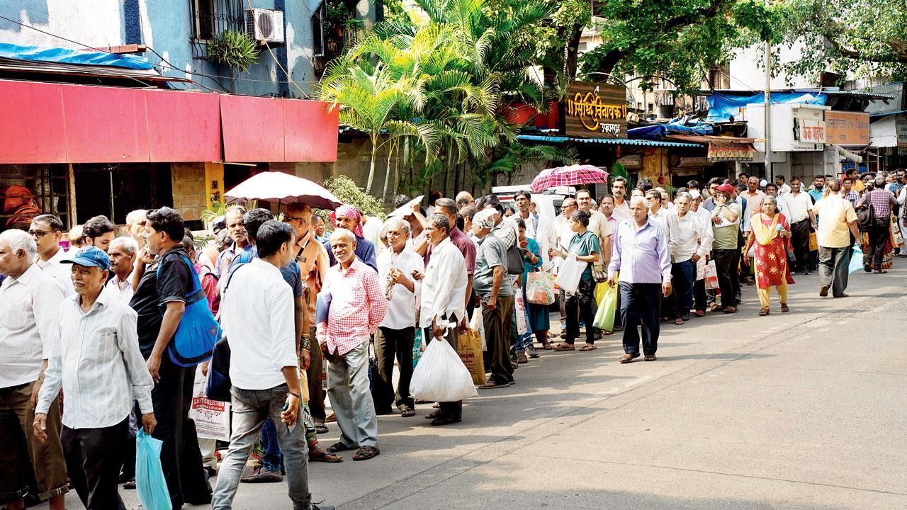 Mumbai: Chaos everywhere as citizens get back to work after a long break