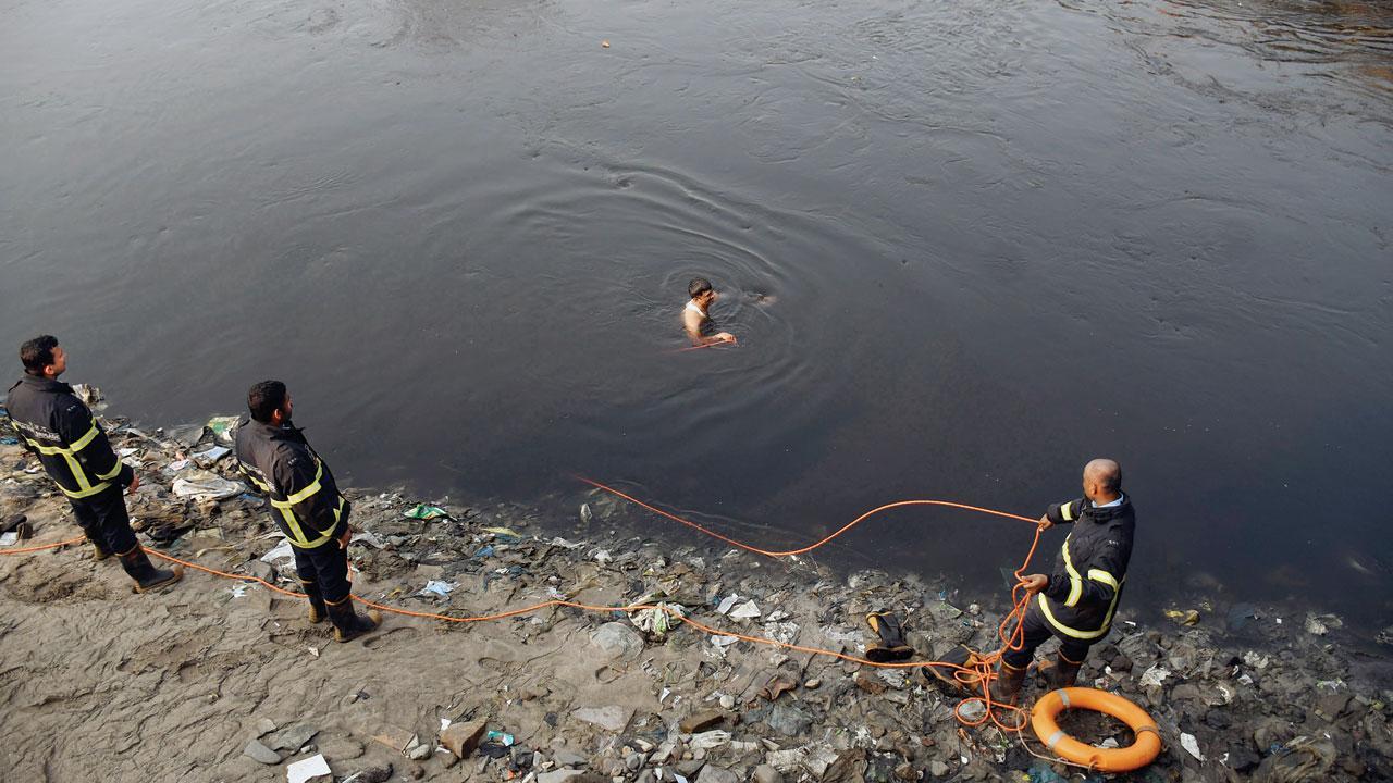Mumbai: Phone snatcher fears mob justice, dives into Mahim Creek