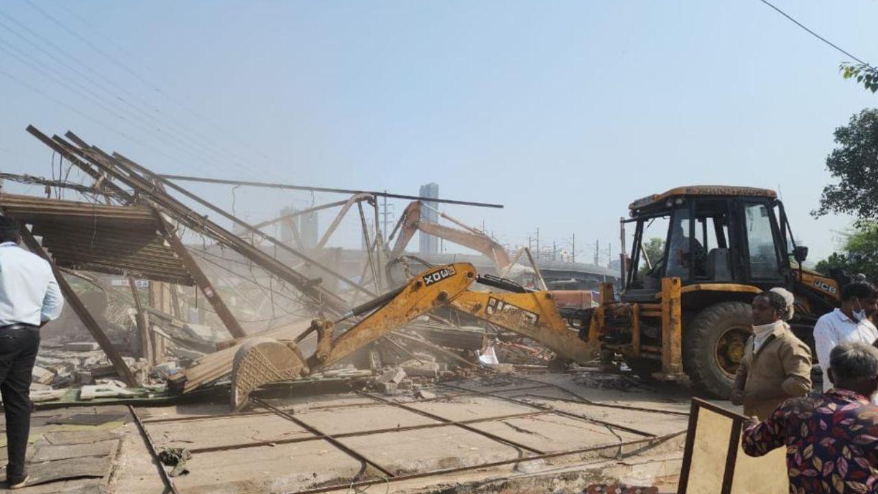 During this operation, a total of 63 furniture shops and huts were removed, ultimately making way for a 6.91-acre park space. Local Member of Parliament (MP) Gopal Shetty was present during the operation, emphasizing the civic significance of the clearance.
