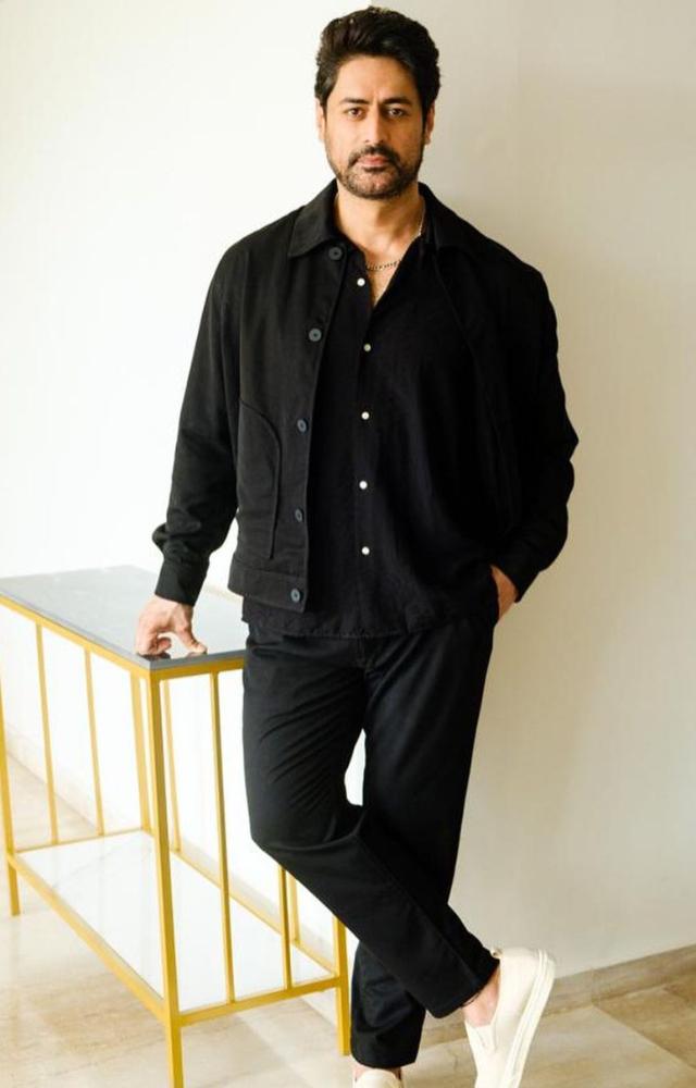 Mohit Raina in an all-black look paired with contrasting white sneakers will make your heart skip beats