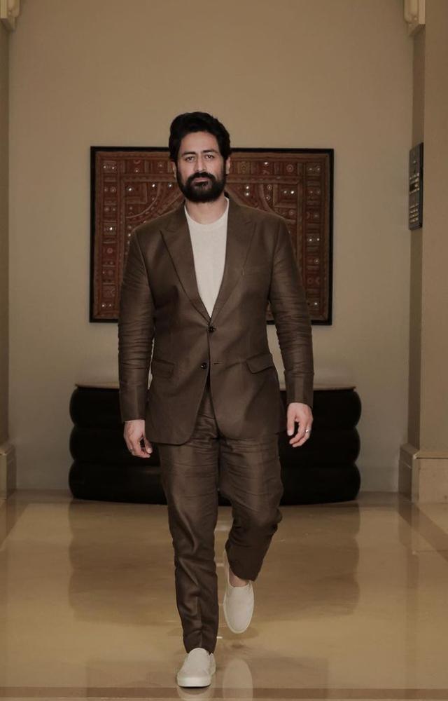 Mohit Raina looked incredibly hot in this brown suit and with his dense beard. His sharp jawline stole hearts