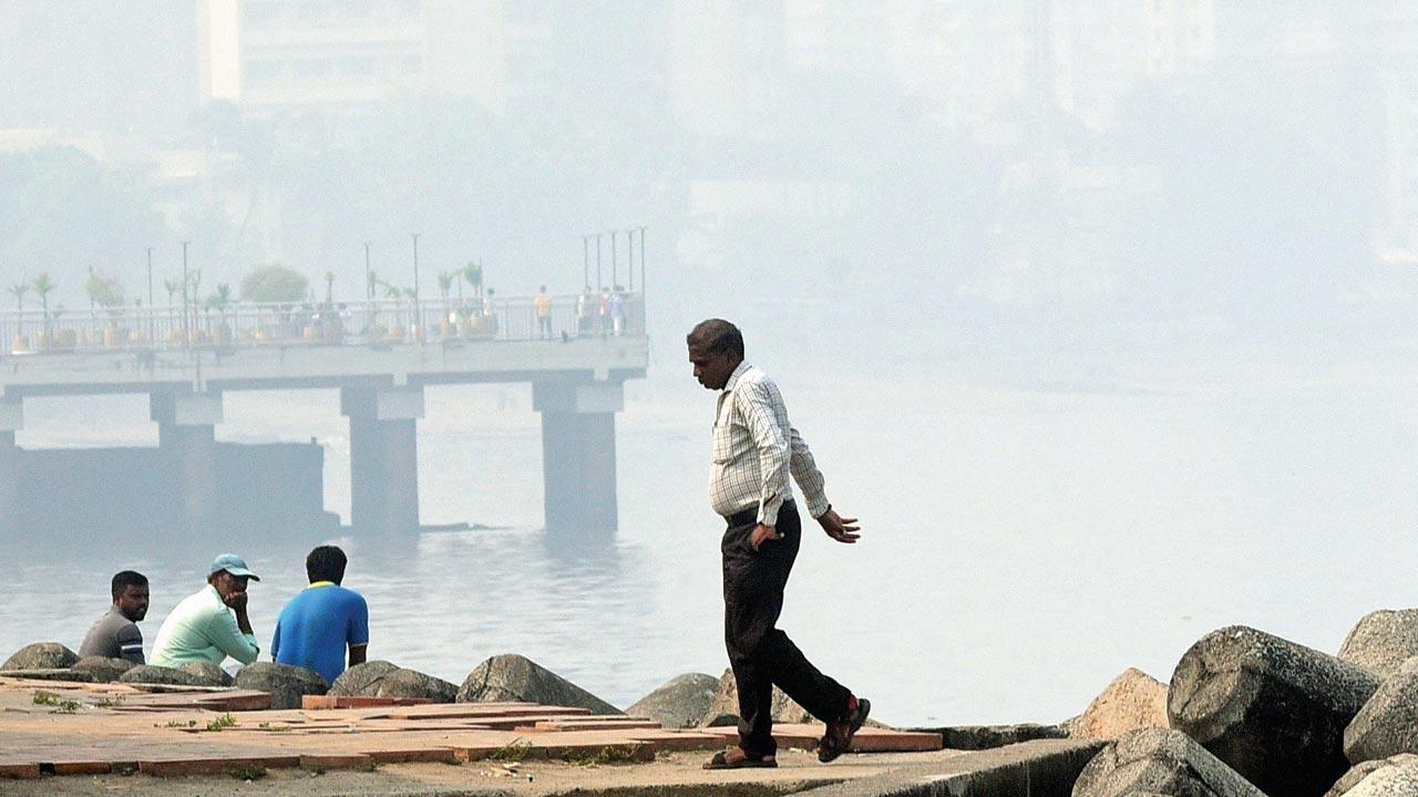 A veil of smog envelopes Dadar on October 18. Pic/Shadab Khan
