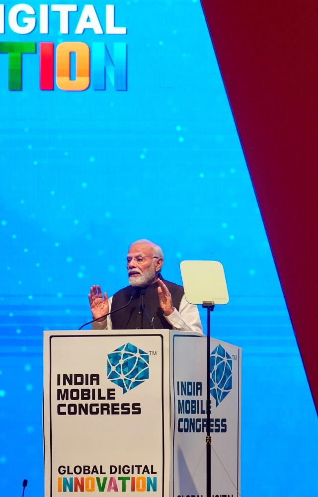 PM Modi took swipes at Congress-led UPA, saying just like outdated phones whose frozen screens wont work no matter how many swipes were done or buttons pressed