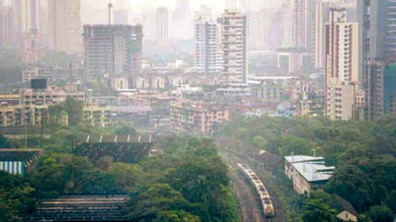 Mumbai’s skyline shrouded in smog as air quality deteriorates